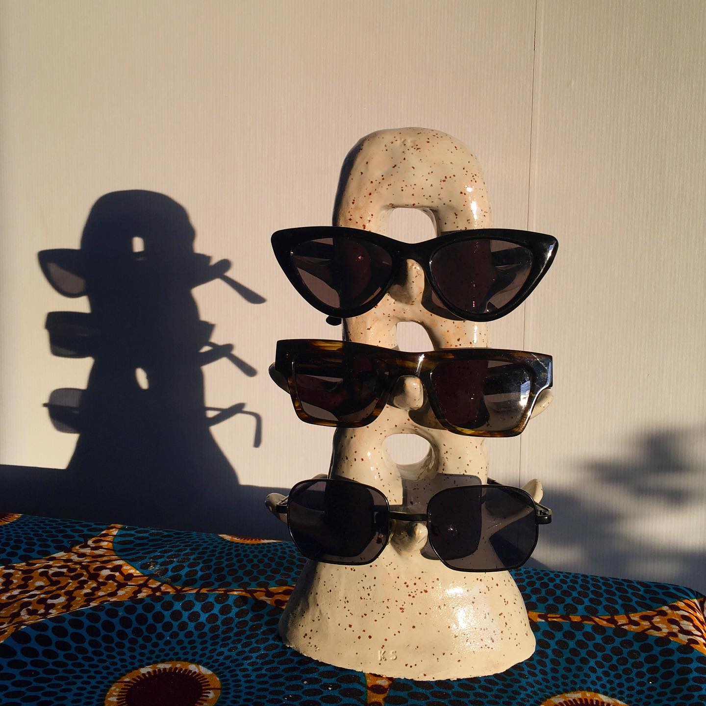 Solglasögonhållare i spräcklig keramik