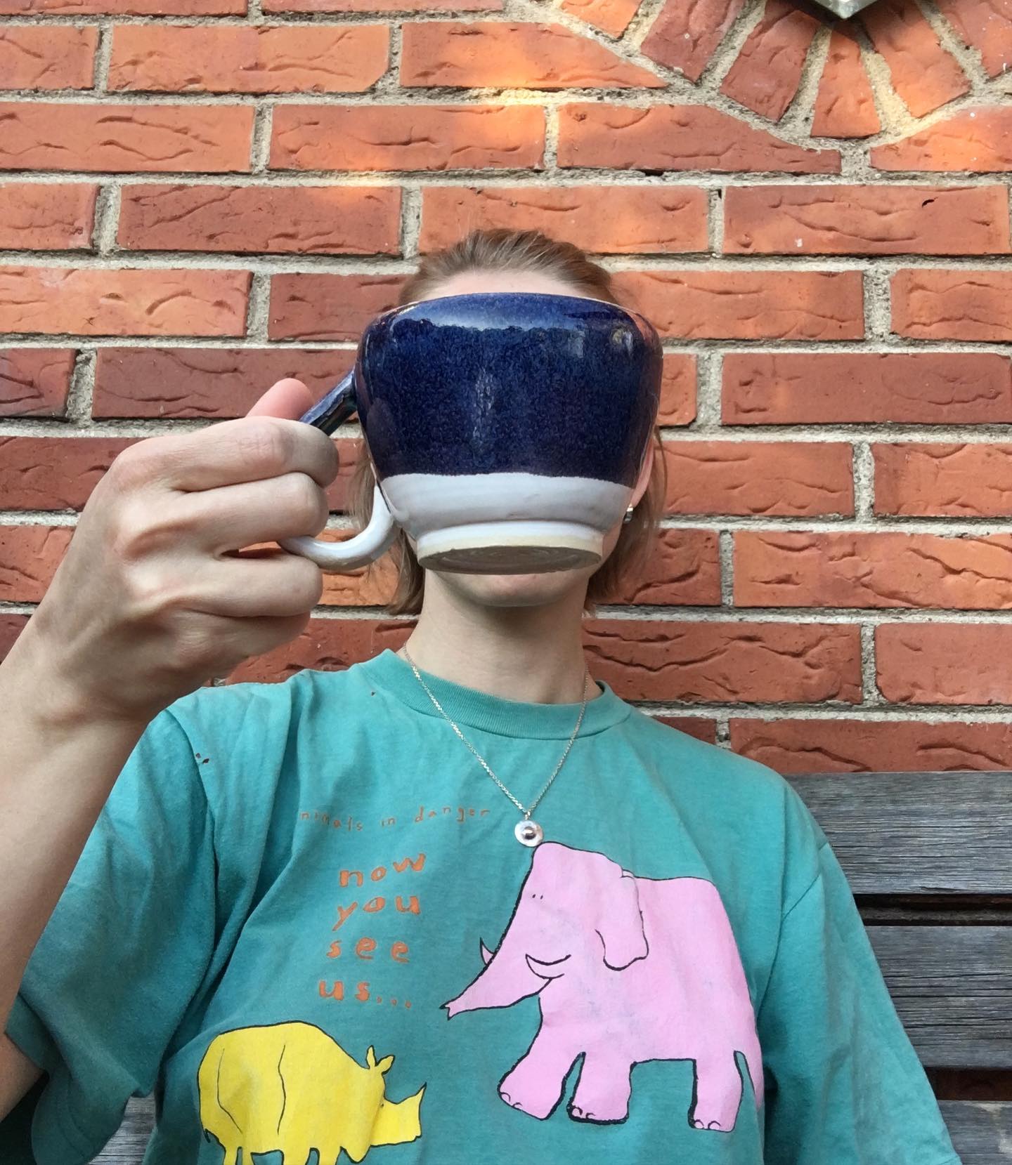 Dricker kaffe ur handgjord kopp