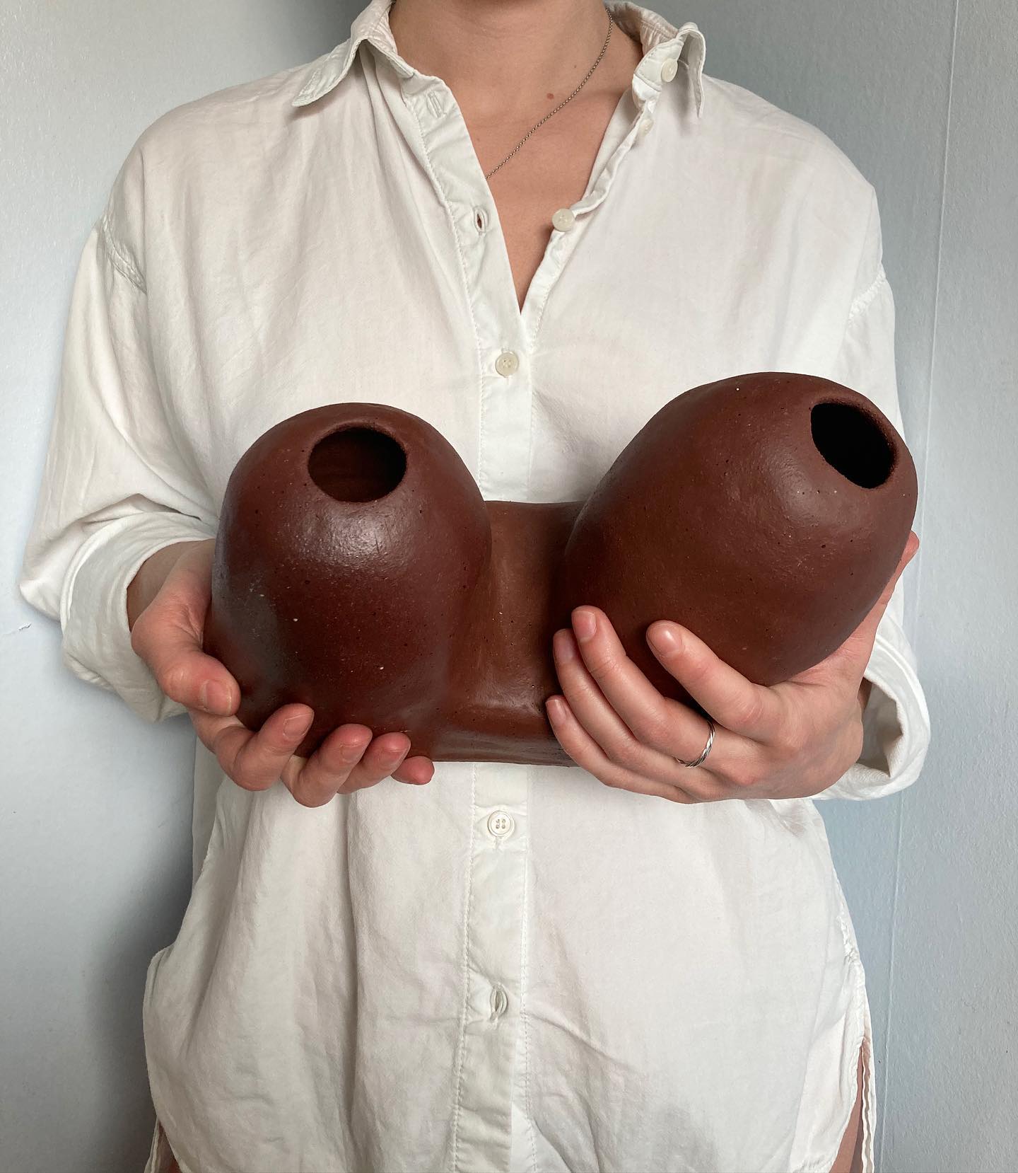 Brun dubbelvas i stengods