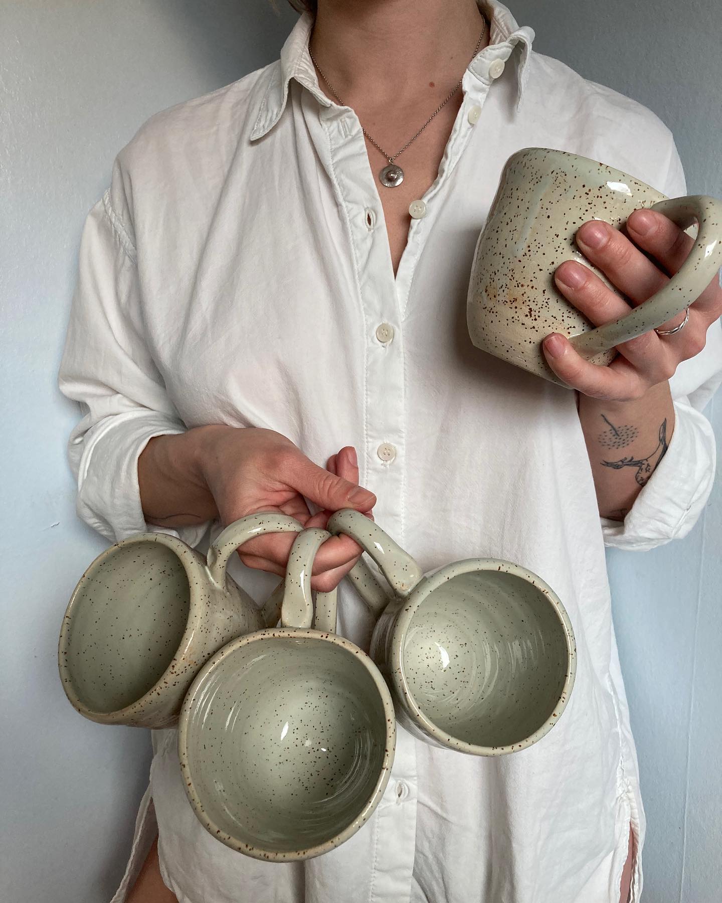 Salviagröna koppar i stengods