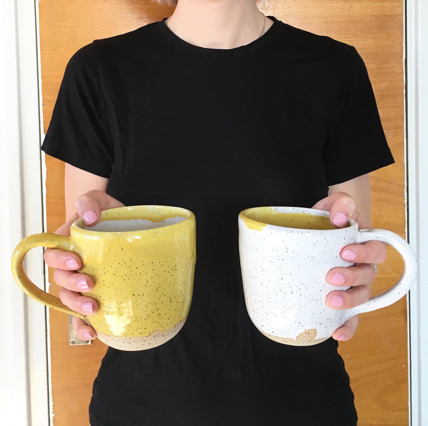 Gul och vit spräcklig mugg