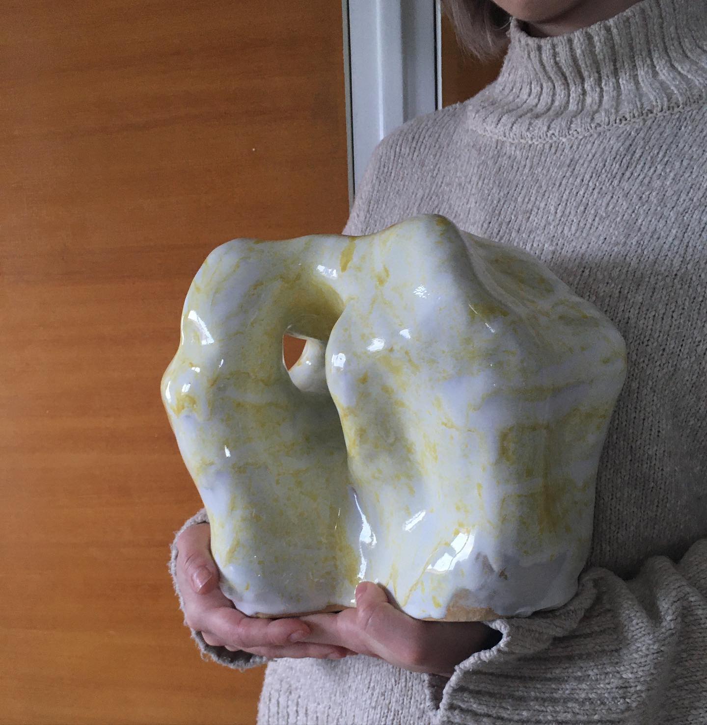 Gulvit skulptur med hål