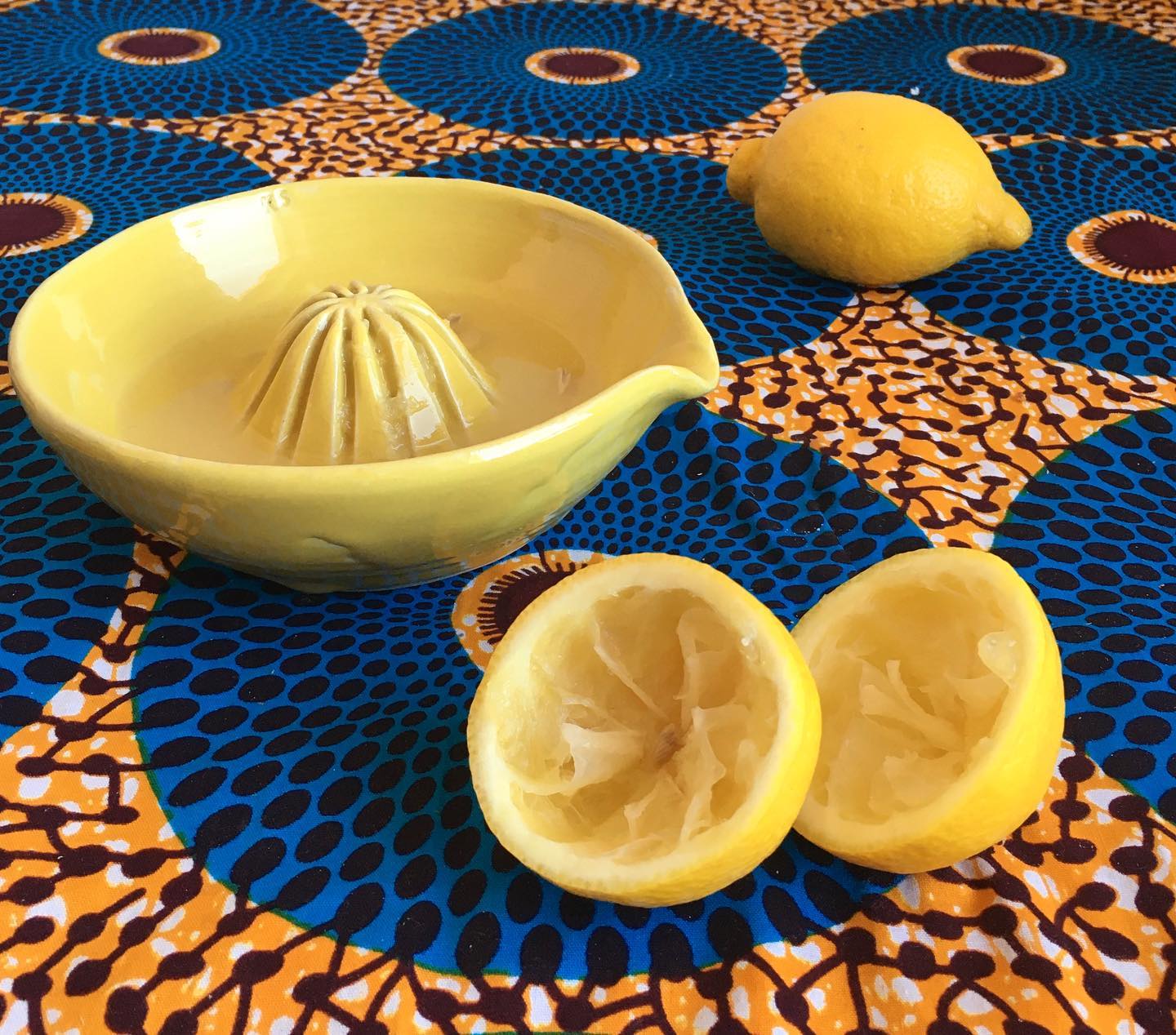 Gul citronpress i keramik