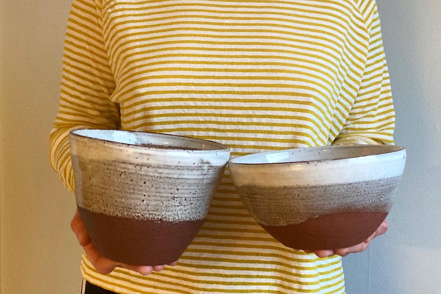 Två skålar i brun och vit glasyr