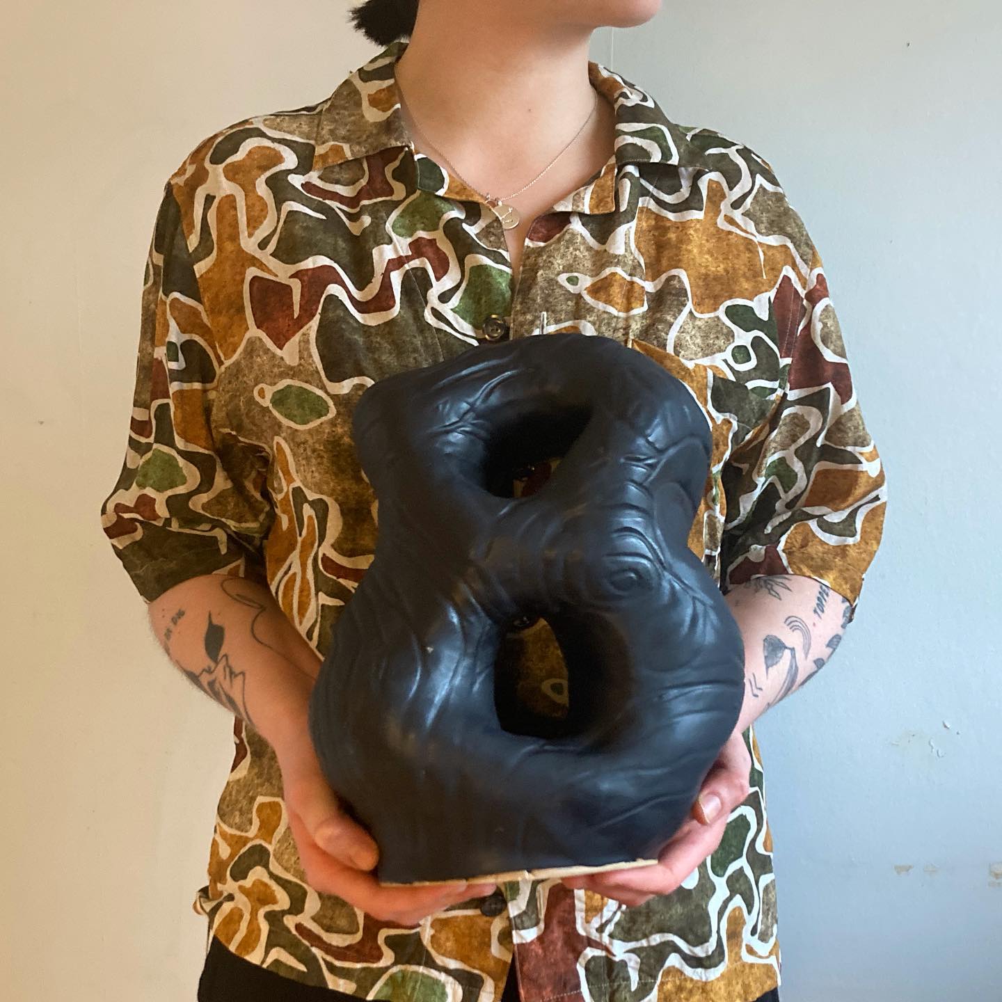 Svart organisk skulptur